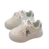 Tênis Esportivo Infantil 2026 Outono Novo Modelo Sapatos Brancos para Meninas Sola Macia Tênis para Meninos Estrela de Cinco Pontas Estilo Coreano Sapatos Casuais
