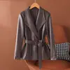Ropa de mujer de estilo europeo y americano transfronteriza, nueva colección de otoño 2026: cuello solapa, abrigo de piel de oveja con cinturón, top talla grande