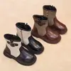 Novas cores da moda outono e inverno 2026, botinhas curtas estilo britânico com blocos de cor para crianças, botas de couro estilosas e versáteis para meninas