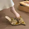 2026 Novo Estilo Exquisito Sexy Sandálias Pretas com Pedras Strass Folha de Uma Tira Salto Agulha Bico Fino Exquisitas Salto Alto