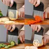 Faca ondulada de aço inoxidável com cabo preto espessado para cortar batatas, criar padrões ondulados e fazer cortes decorativos; também adequado para cortar batatas fritas em palitos para uso doméstico