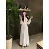 Vestido Longo de Outono 2026 Estilo Retro Sexy Decote Quadrado Puro Desejo Patchwork de Renda Manga Longa Cintura Torcida Ajustada Saia Longa Emagrecedora para Mulheres