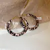 Pendientes Retro Europeos y Americanos de Otoño e Invierno con Estampado Geométrico de Leopardo en Piel Lujo Accesible Pendientes de Gama Alta Pendientes de Moda Elegantes y con Estilo para Mujer