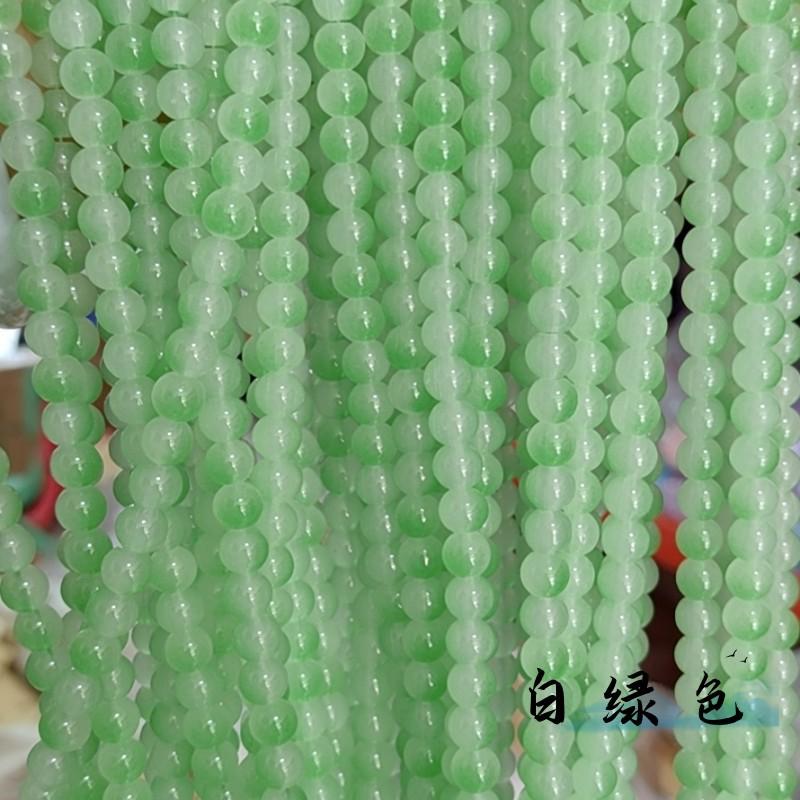 白绿色