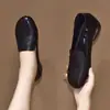 Mocasines Casuales para Mujer 2026 Otoño Nuevo Estilo Bordados Punta Redonda Zapatos de Cuero Cuero Suave Suela Suave Cómodos Retro Zapatos para Mujeres de Mediana Edad y Mayores