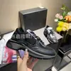 Xiaoxiangfeng 2024 Tênis Casual com Costura de Couro e Tecido de Malha Sapatos Plataforma de Solado Grosso para Homens e Mulheres Casal Tendência Europeia e Americana