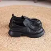 Sapatos pretos de couro macio com corte profundo retrô, novos sapatos femininos 2025, mocassins slip-on de couro macio com sola macia para outono para mulheres