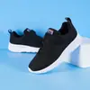Zapatillas deportivas populares para niños mayores, zapatillas deportivas transpirables de doble malla para niños, zapatillas de correr para niños con suelas blandas, zapatos completamente negros