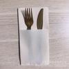 Servilleta de bolsillo desechable con logotipo, cuchillo y tenedor de pulpa de madera compuesta pegada de doble capa, servilleta de tela con boca para cuchillo y tenedor