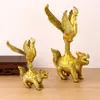 Gran gallo dorado de cobre de pie sobre una tortuga dragón, un adorno de primera categoría de la Pagoda Wenchang