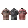 Parche Bordado de Letra a Cuadros Clásico Camisa de Manga Corta para Hombre, Nuevo Estilo Primavera/Verano, Top Holgado Casual para Mujer, Moderno