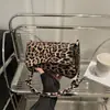 Bolsa Feminina Retrô Simples e Fashion 2026 Nova Coleção Primavera Pequena Quadrada Casual e Estilosa Bolsa de Ombro Transversal