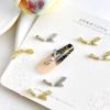Venta al por mayor de pequeños lazos de cinta dorados y plateados para uñas, joyas en línea para celebridades, accesorios de uñas de lujo ligeros de alta calidad con incrustaciones de diamantes populares tridimensionales
