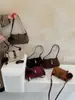 Bolso de axila retro de gamuza nuevo 2026 para mujer, bolso de hombro cruzado de alta gama con colgante de bola de pelo, bolso tote para el día a día