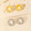 Pendientes Metálicos con Textura Floral Plisada Estilo Europeo y Americano en Stock, Pendientes Florales de Perlas Exagerados de Lujo Ligero de Gama Alta