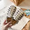 Sandalias romanas tejidas huecas para niños 2026 verano nuevo estilo coreano para niñas zapatos de playa de suela suave para combinar con faldas