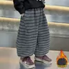 Roupas de Outono e Inverno para Meninos Calças Listradas com Plus Veludo Estilo Coreano Macacão de Veludo Solto Casual para Meninos Pequenos Calças de Bebê Comércio Exterior