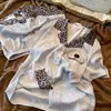 Sin Glee Estilo Coreano Casual Azul Estampado de Leopardo Seda de Hielo Pijama para Mujer Verano Agradable a la Piel Mangas Cortas Conjunto de Ropa para el Hogar