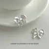 Brincos de tarraxa irregulares com laço de temperamento fashion europeu, personalidade exagerada, para mulheres, requintados, de alta qualidade, versáteis, para o dia a dia.