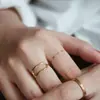 Con anillo fino cuadrado Yu jewelry para mujer, minimalista, hueco, estilo europeo y americano, acero de titanio, chapado en oro al vacío, apilable para Instagram, con anillo de retención de color