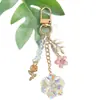 Llavero de Flor de Hilo de Colores con Cuentas Flor Azul Fresca Ramas y Hojas de Rosa Llavero de Metal Encanto de Bolso Suave y Femenino