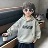 Sudadera de otoño para niños con bordado y patchwork, nueva colección de otoño 2026, elegante y moderna para niños, una prenda base versátil