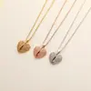 Colar gargantilha em aço inoxidável banhado a ouro real com pingente em formato de coração com asas de anjo, com opção de gravação, para mulheres
