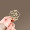 Broche Camélia Vazado Estilo Chanel, Acessório Feminino de Luxo de Alto Padrão, Alfinete Elegante, Broche de Alta Classe, Acessório para Blazer