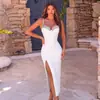 Vestido sexy de tirantes finos estilo europeo y americano con vendaje elástico, adornos de pedrería y abertura, un vestido de noche ajustado