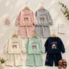 Roupa de menina: moletom fofo de cachorrinho com mangas compridas e calça jogger, roupa esportiva de primavera e outono para bebê, roupas infantis da moda, vestuário infantil transfronteiriço