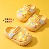 Nuevos zuecos luminosos de dibujos animados para niños de verano, sandalias de playa para niños y niñas, sandalias cerradas antideslizantes para uso en exteriores, venta al por mayor