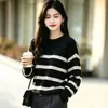 Outono/Inverno 2026 Novo Algodão Puro Espessado Gola Redonda Tricô Manga Longa Feminino Bloco de Cores Listrado Solto Camiseta Básica
