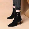 Botas de tornozelo populares de salto alto grosso e bico fino para mulheres, estilo vintage versátil novo de inverno 2026 com zíper lateral e forro de pelúcia