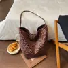 Bolsa de mão com estampa de leopardo, novo estilo, retrô e fashion, bolsa de ombro para mulheres, tendência outono/inverno, versátil para o dia a dia, bolsa saco