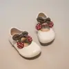 Sapatos de Couro Fofos de Morango para Meninas 2026 Nova Coleção Primavera Sapatos Rasos Infantis de Salto Baixo Sola Macia Mocassins da Moda