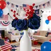 Arreglos Florales de Mesa Personalizados para el Día de la Independencia, Flores Rojas, Rosas Blancas y Azules al por Mayor Transfronterizo, y Ramos Ambientales para el Día de la Independencia