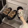 Zapatillas de algodón versátiles con estampado de leopardo para otoño e invierno, abiertas en la punta, de felpa para mujer, con diseño cruzado antideslizante y suela gruesa, estilo nuevo