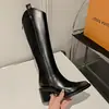 Botas femininas de inverno 2026, estilo montaria, pontudas, vintage, com efeito desgastado, fivela em V, salto grosso, zíper nas costas