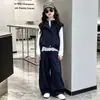 Conjunto de Menina Primavera e Outono 2026 Novo Casual Estilo Coreano Crianças Médias e Grandes Conjunto de Três Peças com Colete Base com Capuz
