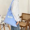 Bolso de hombro de verano en color caramelo, con letras rosadas, de gran capacidad, fino y combinable para estudiantes.