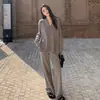 Nuevo conjunto casual de otoño e invierno con un ambiente relajado, moderno y rejuvenecedor, suéter de punto con cuello medio abierto y conjunto casual de pantalones anchos holgados