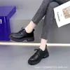 Sapatos Pequenos de Couro Femininos Estilo Britânico Primavera 2024 Novo Estilo Universitário Sola Grossa Versátil Aumento de Altura Sapatos Femininos tamanho grande 42
