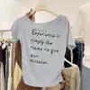 Camiseta Feminina Estilo Coreano Verão 2026 Design Assimétrico Uma Alça Estampa de Letras Cintura Marcada Manga Curta