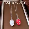 Colar de Morango Vermelho em Resina Cravejado de Diamantes Usado, Corrente para Clavícula Estilo Nicho de Luxo Leve, Acessório de Pescoço Versátil de Moda Personalizado para Mulheres