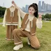 Conjunto de três peças casual estilo coreano para meninas na primavera e no outono, com colete de renda estiloso e da moda e calça pantalona para crianças mais velhas