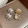 Pinzas para Orejas de Flor y Perla Chapadas en Oro Real de 18 Quilates, Lujo Accesible, Pendientes de Gama Alta, con Estilo y Elegantes, Pendientes Exquisitos y Versátiles para Mujer