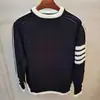 Suéter de punto de cuello redondo con cuatro rayas de marca moderna para hombre, moda Otoño e Invierno, suéter casual versátil de manga larga