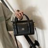Bolso pequeño cuadrado portátil retro de moda para mujer, primavera 2025, nuevo bolso de hombro informal, elegante bolso cruzado