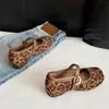 Sapatos rasos femininos estilo retrô com bico redondo e fivela de metal, sapatos baixos de camurça com uma tira e fivela, sapatos Mary Jane versáteis e artísticos