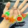 Llavero Colgante de Fruta Cambia Color de Descompresión Simulado para Mochila Estudiantil Llave Colgante que Cambia de Color UV Fresa Sandía